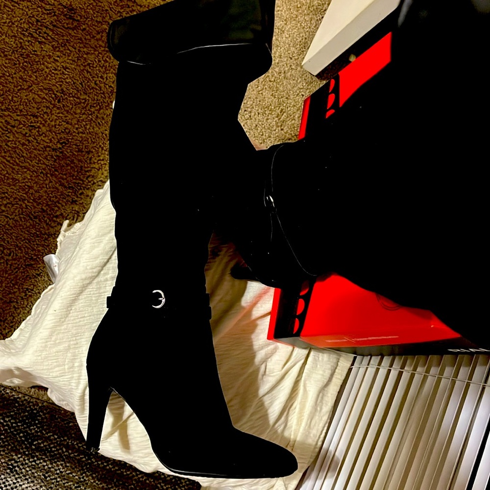 Size 8 Knee high Black suede boots with box!!